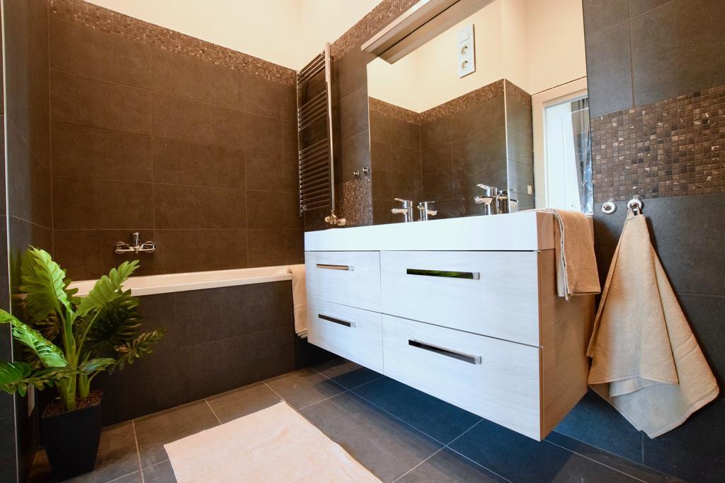 Luxury Apartment By Hi5 - Kiraly Street Suite Budapest Eksteriør billede