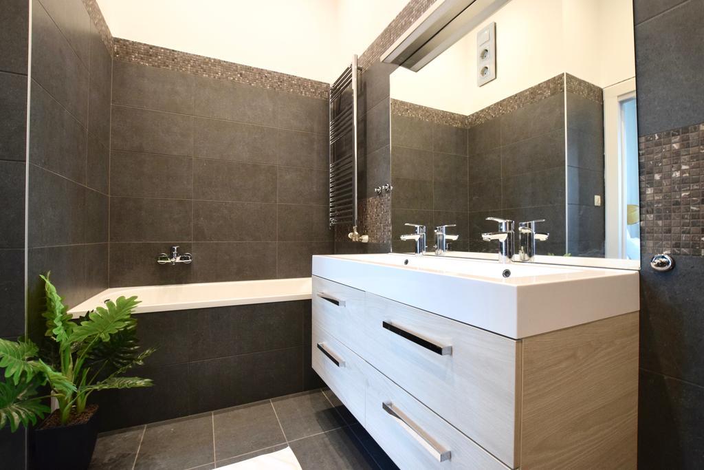 Luxury Apartment By Hi5 - Kiraly Street Suite Budapest Eksteriør billede